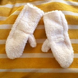 FREE W/ BUNDLE Furry Mittens